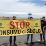BLITZ di Legambiente “STOP AL CONSUMO DI SUOLO” a Fiumicino, contro il nuovo Terminal e la Quarta pista dell’Aeroporto, per i quali è stato presentato il progetto per la valutazione di impatto ambientale