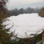 Fiume Sacco, schiuma sempre più fitta stamattina a Ceprano (FR)
